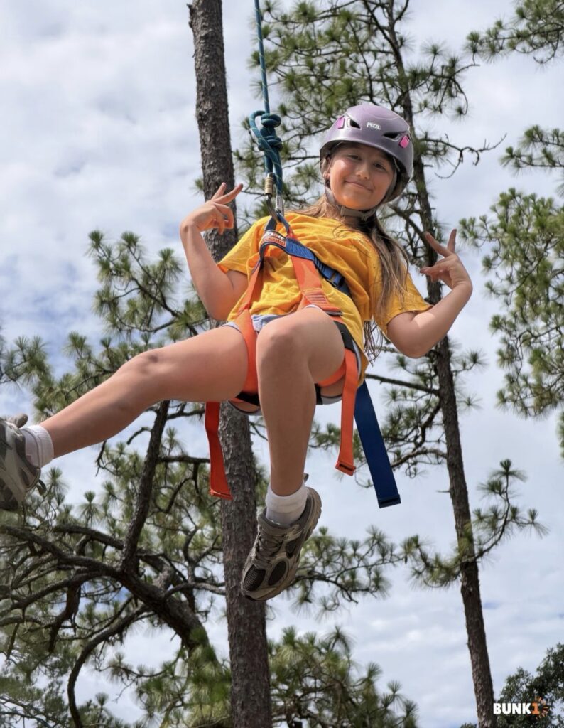 Sabrina y Micaela disfrutando su octavo verano en Camp Guaikinima.